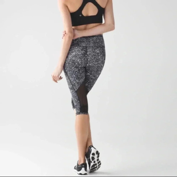 Lululemon outrun 17” crop - Picture 2 of 13